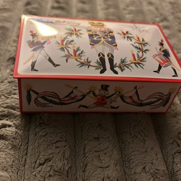 Louis Sherry Nutcracker Candy Trinket Jewelry Tin 🍭 Excellent Condition 🍫 - Picture 3 of 11
